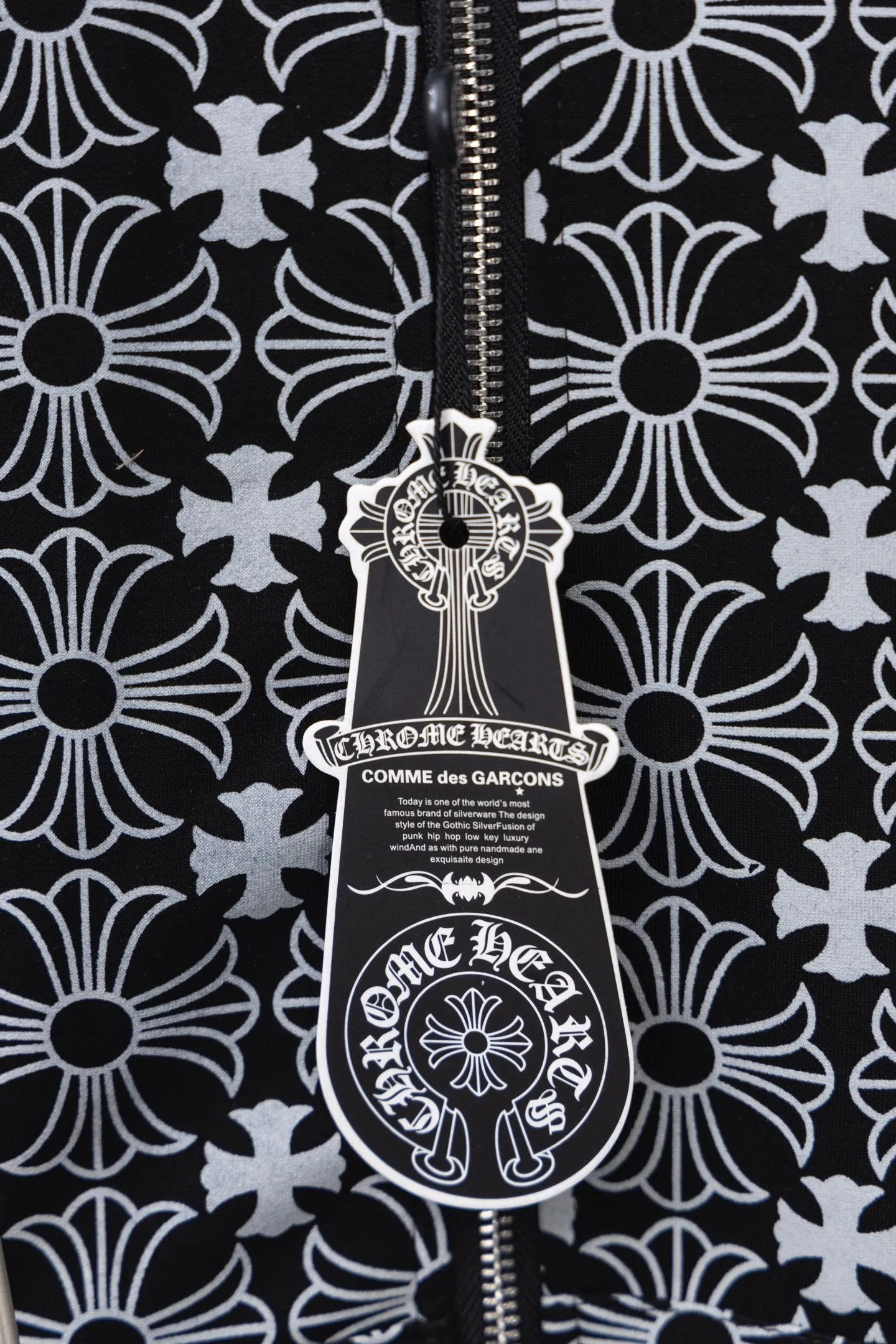 P310 Style No.: M022 𝐂𝐇𝐑𝐎𝐌𝐄 𝐇𝐄𝐀𝐑𝐓𝐒/Cro Heart Hooded 23FW new full printed Sanskrit open and close sweatshirt Full dark pattern print as the backing to show a sense of mystery Sanskrit embroidery on the front chest Metal zipper closure Classic Sanskrit print design on both arms Classic big horseshoe print on the back, overall high-end and versatile, same style for men and women Size: S-XL